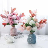 塑料花，把春天带回家，一束精美的塑料花在家里的搭配技巧！
