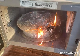 锡纸可以放微波炉吗，可以把锡纸放进微波炉里吗？